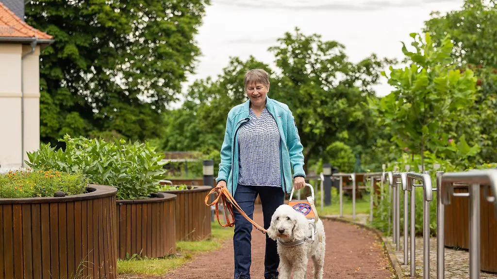 Marion-Krause-laeuft-mit-ihrem-Blindenhund-Stella-durch-den-Botanischen-Blindengarten-in-Radeberg