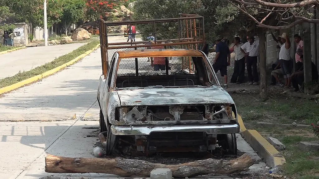 Ein-verbranntes-Fahrzeug-steht-am-Tatort-in-San-Mateo-del-Mar