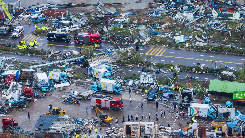 Ein-Teil-der-Stadt-Huanggang-in-der-zentralchinesischen-Provinz-Hubei-wurde-von-einem-Tornado-verwuestet-Seitdem-die-Stadt-am-Montagabend-von-einem-EF2-Tornado-heimgesucht-wurde-laufen-Rettungsmassnahmen