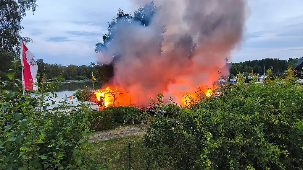 Feuerwehrleute-loeschten-die-Flammen-auf-dem-Campingplatz