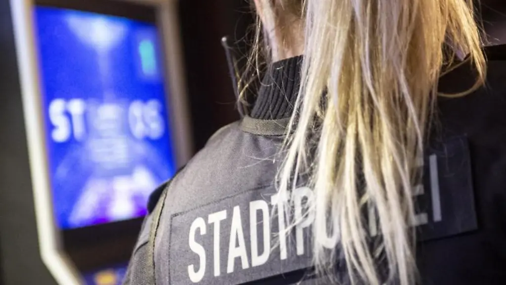 Eine-Beamtin-der-Stadtpolizei-sichert-eine-Kontrollaktion-des-Ordnungsamtes