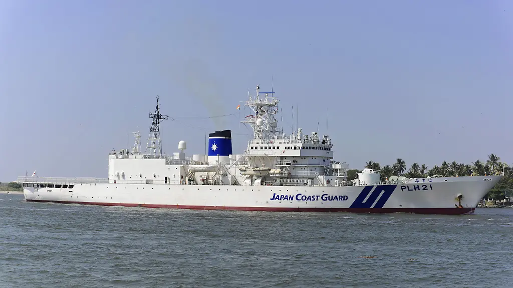 Fort-Kochi-Kochi-Kerala-Suedindien-Grosses-Schiff-der-japanischen-Kuestenwache-auf-dem-offenen-Meer-Fort-Kochi-Kochi-Kerala-Suedindien-Indien-Asien