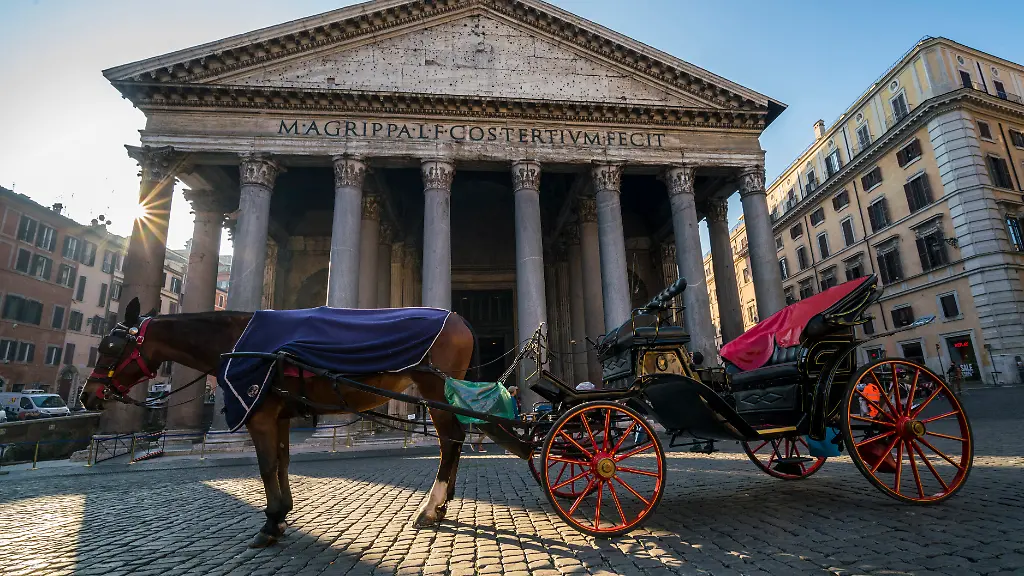 A-horse-drawn-carriage-near-the-Pantheon-in-Rome-in-Italy