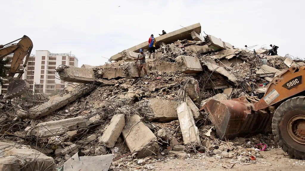 EDITOR-S-NOTE-These-images-contain-graphic-content-including-deceased-victims-Viewer-discretion-is-advised-CARABALLEDA-LA-GUAIRA-VENEZUELA-JULY-5-2026-Rescue-and-recovery-teams-continue-recovering-the-bodies-of-victims-from-beneath-the-rubble-of-collapsed-buildings-in-Caraballeda-La-Guaira-state-following-the-devastating-earthquakes-that-struck-Venezuela-s-Caribbean-coast-Emergency-personnel-are-continuing-search-and-recovery-operations-across-the-affected-areas-as-authorities-report-more-than-3-340-fatalities-and-over-16-470-injuries-with-additional-victims-still-believed-to-be-trapped-beneath-the-debris-Photo-by-Laura-De-Chiclana-JNA-PRESS