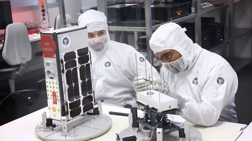 Die-Arbeit-an-den-kleinen-Satelliten-ist-aeusserst-kompliziert