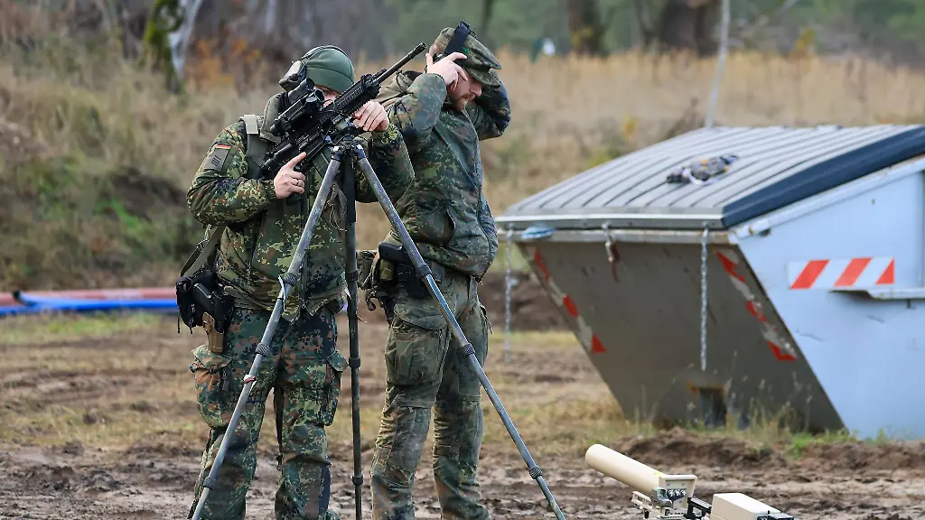 So-kann-Drohnenabwehr-aussehen-Hier-bringen-sich-Soldaten-nach-einer-Drohnensichtung-in-Stellung