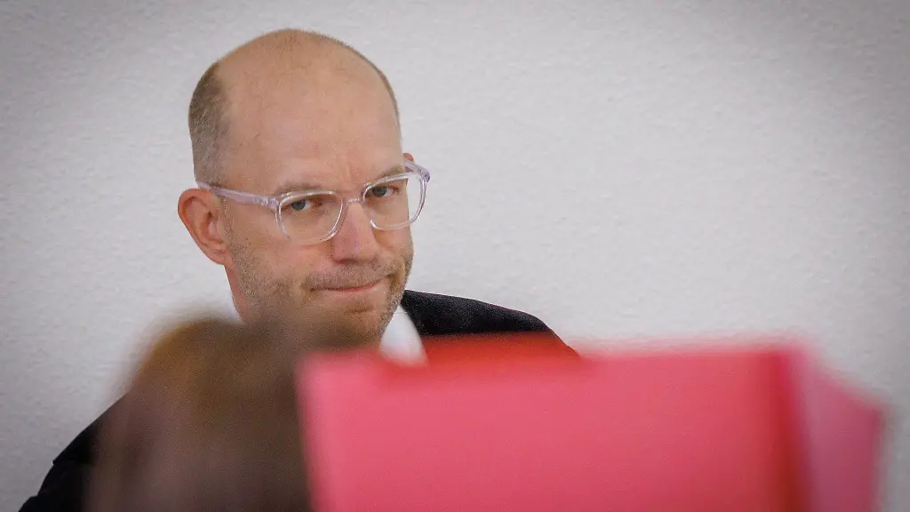 Der-Vorsitzende-Richter-Holger-Schuett-macht-im-Mordprozess-um-den-getoeteten-Fabian-mitunter-deutlich-wenn-ihm-etwas-komisch-erscheint