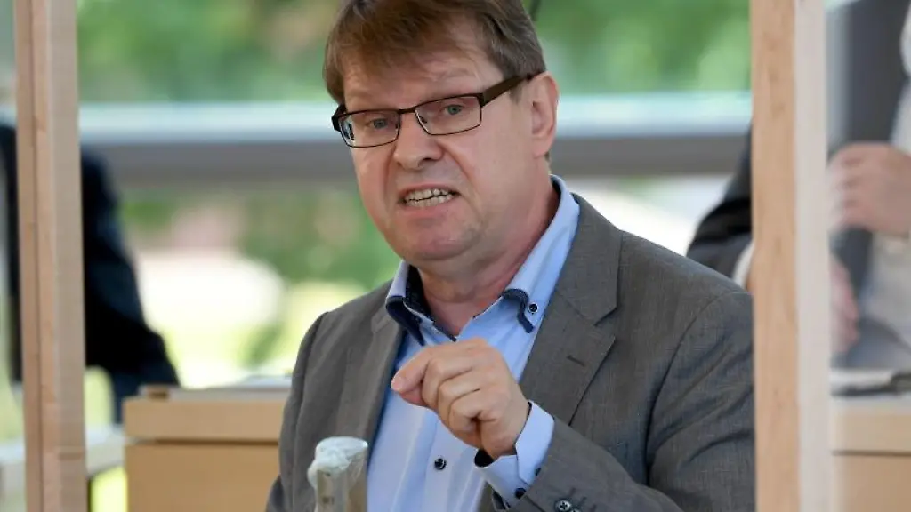 Ralf-Stegner-SPD-Fraktionsvorsitzender-spricht-bei-einer-Landtagssitzung