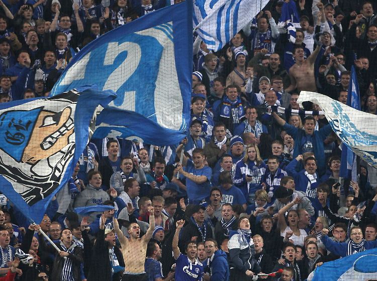 Königsblaue Euphorie: Schalker Fans feiern den Sieg gegen Mailand.