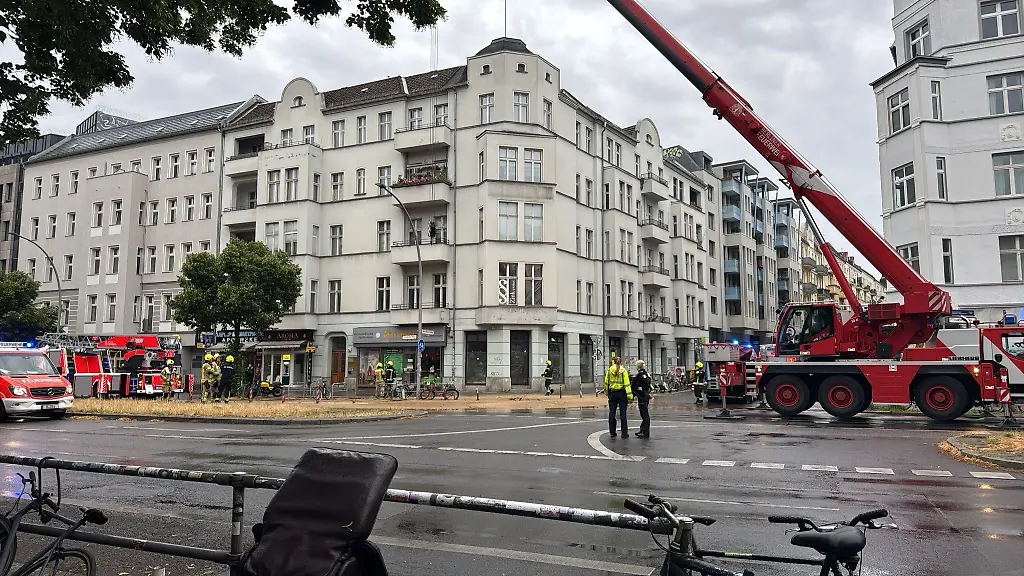 Die-Feuerwehr-war-wegen-des-Wasserrohrbruchs-in-Friedrichshain-im-Einsatz