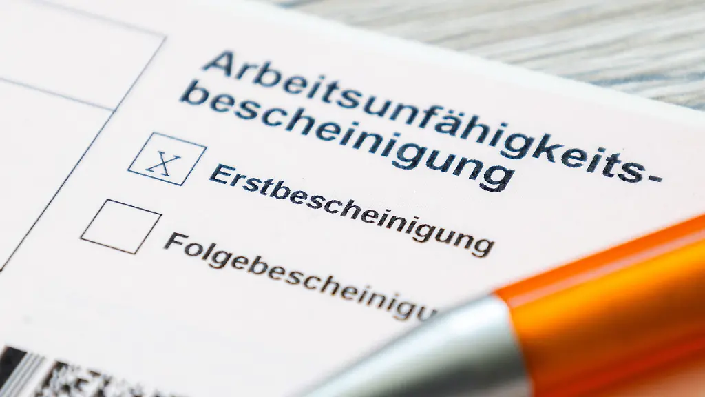 Nahaufnahme-einer-Arbeitsunfaehigkeitsbescheinigung