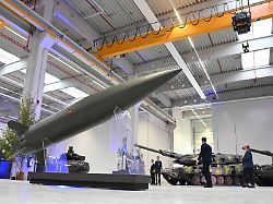 Eine Rakete Vom Typ ATACMS Steht Bei Der Einweihung Des Neuen Artilleriewerks Von Rheinmetall In Dem Werk Soll Artilleriemunition Und Spaeter Auch Raketenartillerie Hergestellt Werden