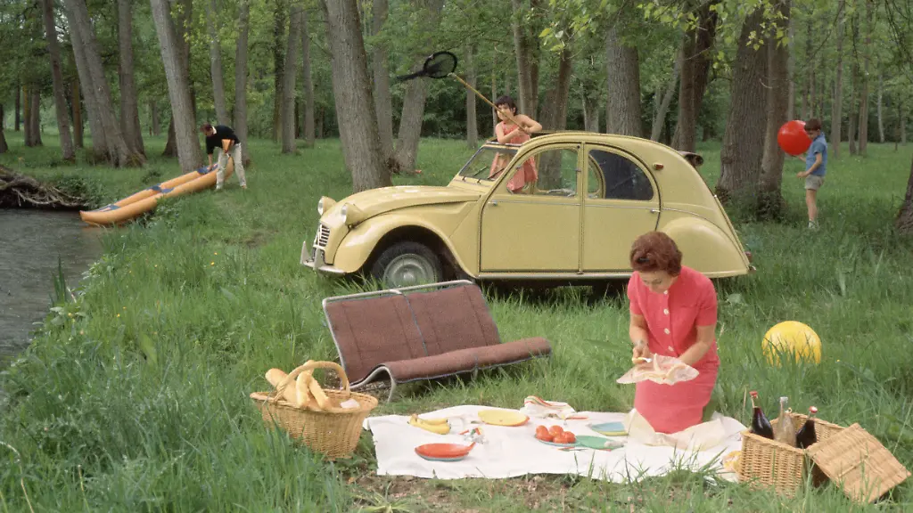 01_Die_Ente_und_ihre_Kinder_-_Der_legendare_Citroen_2CV__Foto_Citroen