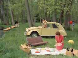 Die Ente Und Ihre Kinder Der Legendaere Citroen 2CV Inspirierte Eine Originelle Kleinwagenfamilie Und Kehrt 2028 Als Vollelektrisches Retromodell Zurueck