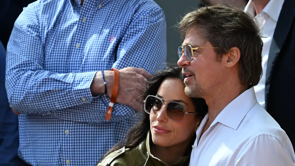Ines-de-Ramon-and-Brad-Pitt-attend-Day-Fourteen-of-the-2026-French-Open-on-June-06-2026-in-Paris-France-Photo-by-ABACAPRESS