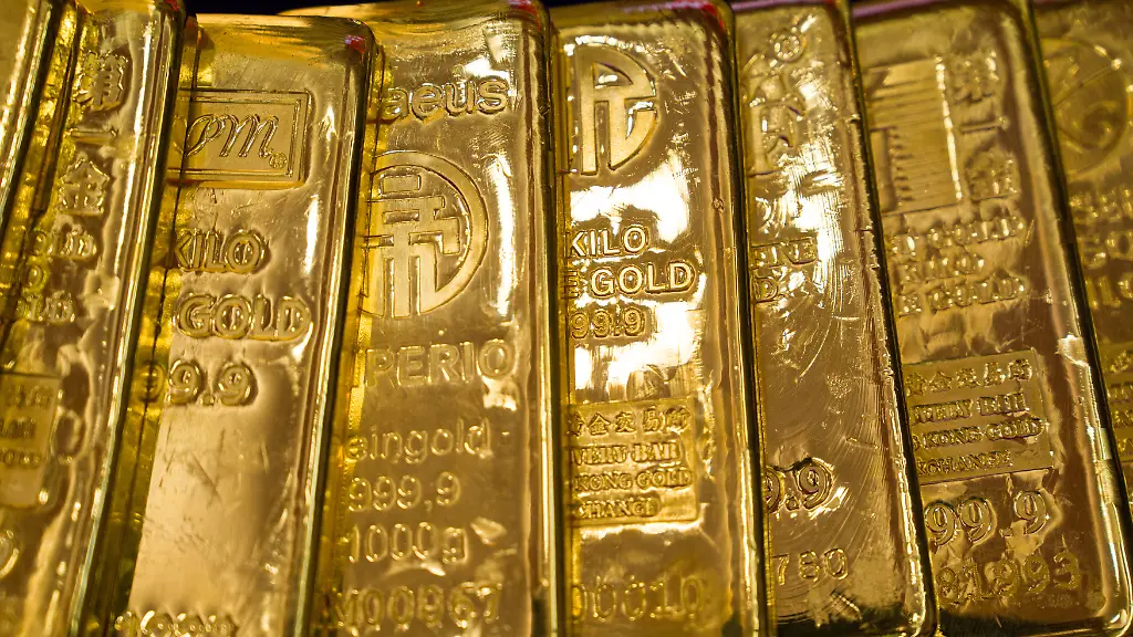 HONGKONG-FIN-PRECIOUS-METALS-Bars-of-Gold-on-display-at-the-Hong-Kong-Gold-Exchange-on-the-first-day-of-trading-on-the-year-of-the-horse-at-the-in-Hong-Kong-February-20-2026
