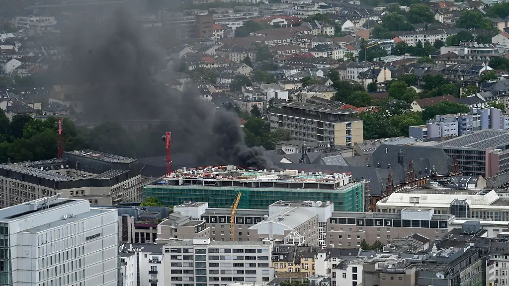 Mitten-in-der-Innenstadt-von-Frankfurt-bricht-ein-Feuer-aus-der-Rauch-ist-weithin-sichtbar