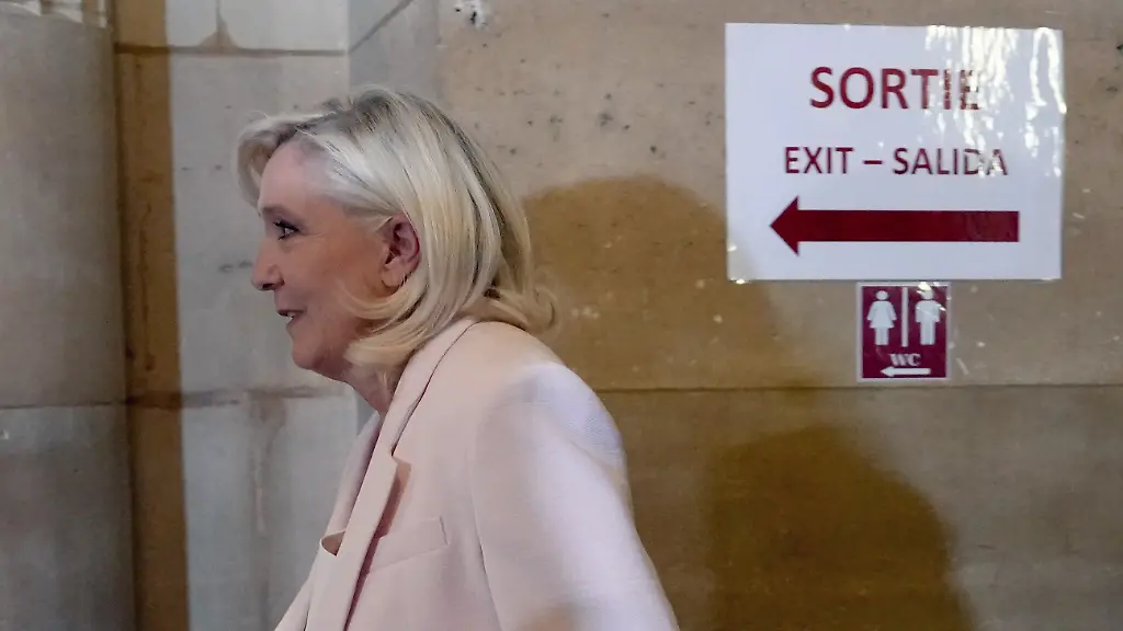 Die-Vorsitzende-der-Fraktion-der-rechtsextremen-Partei-Rassemblement-National-RN-Marine-Le-Pen-trifft-am-Pariser-Berufungsgericht-ein-um-der-Urteilsverkuendung-im-Berufungsverfahren-gegen-ehemalige-oder-derzeitige-RN-Mitglieder-wegen-Veruntreuung-europaeischer-oeffentlicher-Gelder-im-Zusammenhang-mit-einem-Fall-mutmasslicher-Scheinjobs-im-Europaeischen-Parlament-beizuwohnen