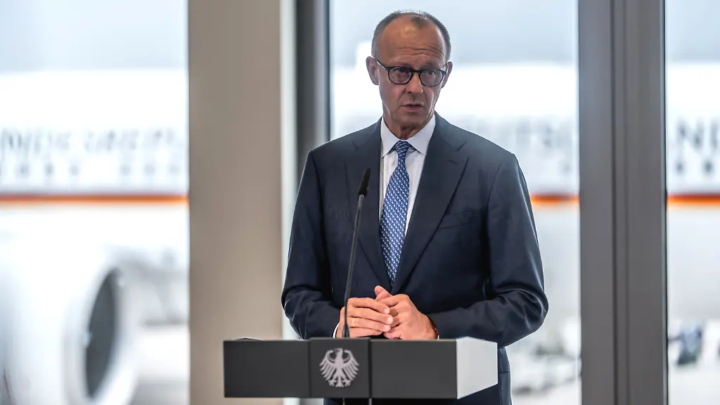 Bundeskanzler-Friedrich-Merz-CDU-gibt-vor-seiner-Abreise-in-die-Tuerkei-am-Flughafen-Berlin-Brandenburg-ein-Statement