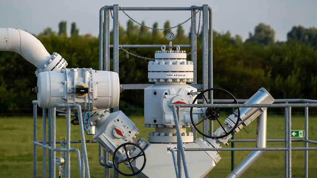 29-08-2022-Jemgum-Niedersachsen-Deutschland-Gasspeicher-Jemgum-Kaverne-K103-EWE-GASSPEICHER-GmbH-bis-April-2022-Teil-der-Gazprom-Tochter-Astora-Jemgum-ist-ein-Kavernenspeicher-bei-dem-Hohlraeume-in-einem-ehemaligen-Salzstock-geschaffen-werden-und-so-eine-besonders-flexible-Lagerung-moeglich-ist-00A220829D044CARO