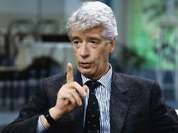 Rudi Carrell 1988 Portraet Portrait Personen Mann Gestik Zeigefinger Erhoben Erhobener Moralischer