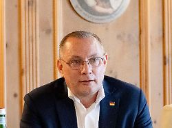 Bild: AfD-Chef präsentiert Biografie: Chrupalla sieht sich nicht am Ende, er hofft auf Sachsen