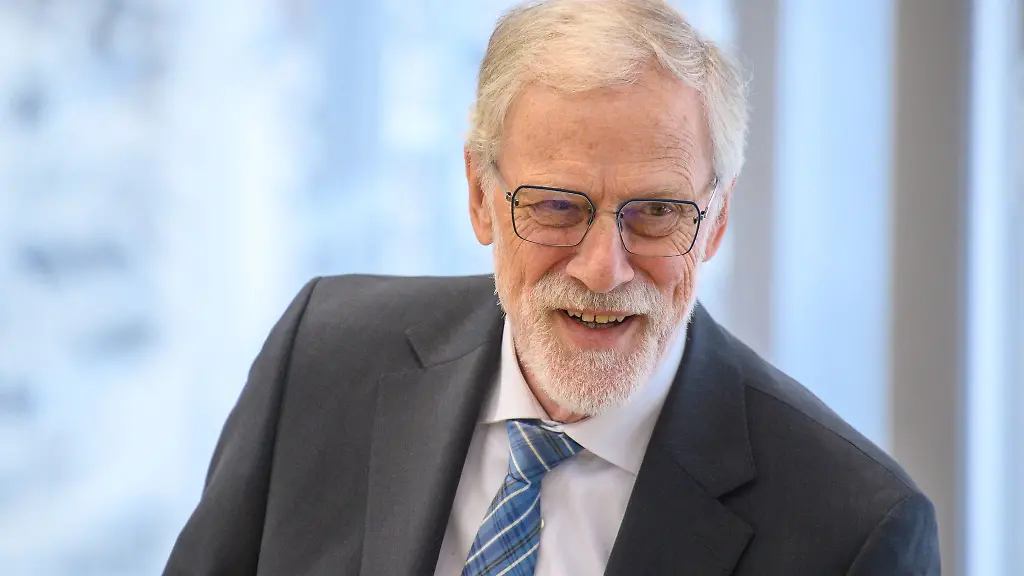 Staatsminister-Rainer-Robra-CDU-sagte-es-gehe-um-eine-Pruefung-wo-Vorgaben-nicht-zwingend-erforderlich-seien