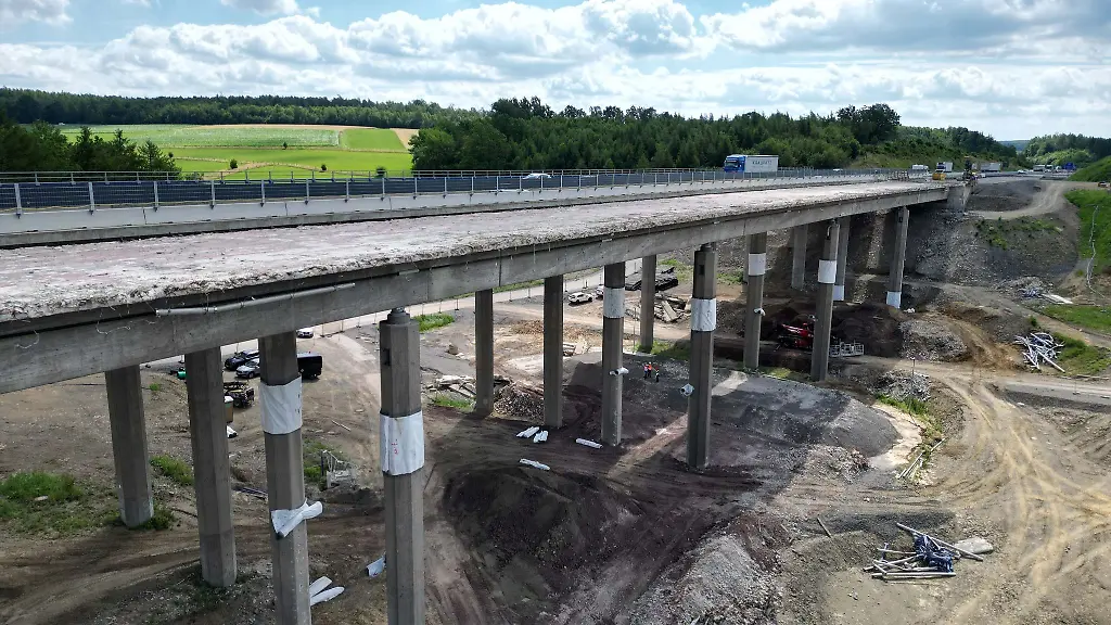 Am-Sonntag-wird-eine-Brueckenhaelfte-der-Talbruecke-Ottfingen-Geschichte-sein-Das-Bauwerk-wird-kontrolliert-gesprengt