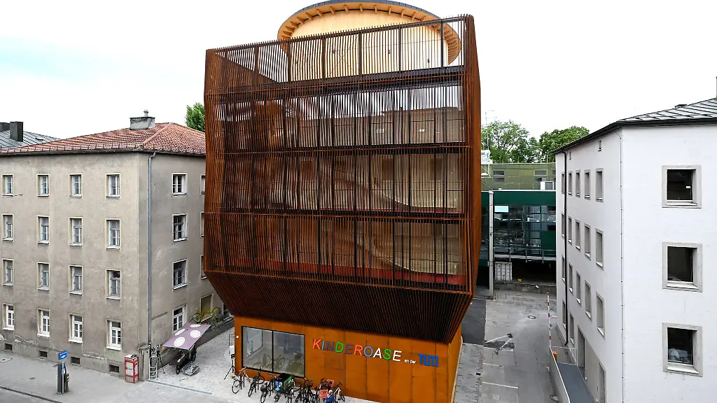 Der-preisgekroente-Architekt-Francis-Kere-gestaltete-die-neue-Kita-der-TUM