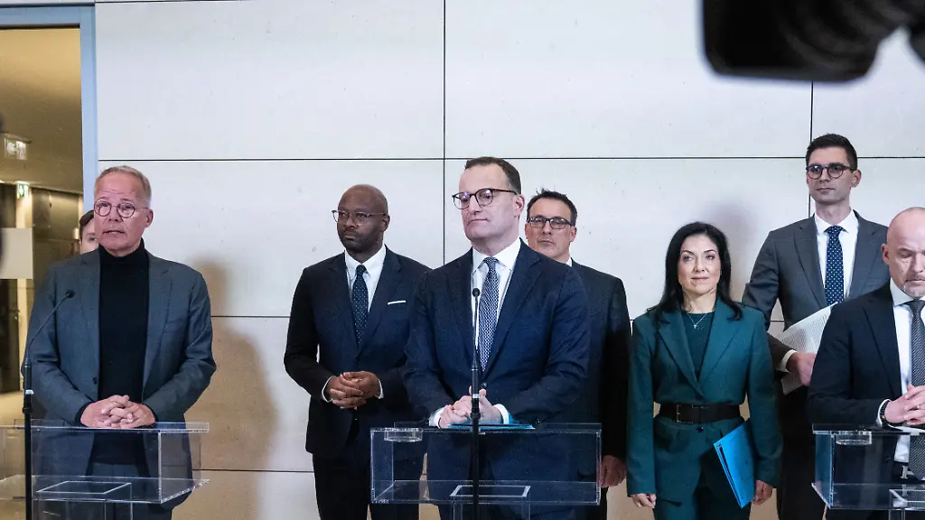 Matthias-Miersch-l-r-Fraktionsvorsitzender-der-SPD-Jens-Spahn-Vorsitzender-der-Unions-Fraktion-im-Bundestag-Katherina-Reiche-CDU-Bundesministerin-fuer-Wirtschaft-und-Energie-und-Alexander-Hoffmann-Vorsitzender-der-CSU-Landesgruppe-im-Bundestag-stehen-bei-einem-Pressestatement-zum-Gebaeudeenergiegesetz-im-Bundestag