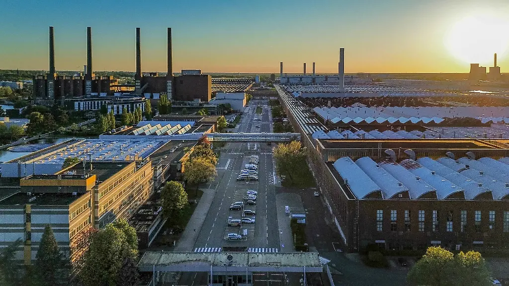 Volkswagen-Werk-in-Wolfsburg-bei-Sonnenuntergang-Wolfsburg-Deutschland-Europa-Volkswagen-Werk-Sonnenuntergang-Industrie-Automobilproduktion-Fruehling-2025-Fertigungshallen-VW-Werksgelaende-Transformation-Energiepolitik-Elektromobilitaet-CO2-Neutralitaet-Fachkraeftemangel-deutsche-Wirtschaft-DAX-Konzern-VW-Krise-Standortentwicklung-Autoindustrie-im-Wandel-Volkswagen-plant-in-Wolfsburg-at-sunset-Wolfsburg-Germany-Europe-Volkswagen-plant-sunset-industry-automotive-production-spring-2025-production-halls-VW-factory-premises-transformation-energy-policy-electromobility-CO2-neutrality-shortage-of-skilled-workers-German-economy-DAX-Group-VW-crisis-location-development-automotive-industry-in-transi-Copyright-xJOERANxSTEINSIEKx