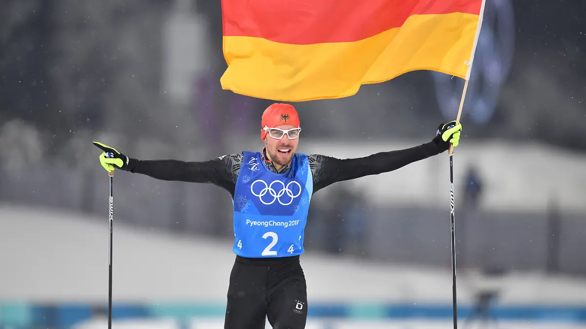 Schlusslaeufer-Johannes-RYDZEK-GER-laeuft-mit-der-Deutschland-Fahne-Flagge-ins-Ziel-Jubel-Freude-Begeisterung-Aktion-Olympiasieger-Olympic-Champion-Teamfoto-Team-Mannschaft-Mannschaftsfoto-Nordic-Combined-Team-Gundersen-LH-4x5-km-Nordische-Kombination-Teamstaffel-Alpensia-Ski-Cross-Centre-Olympische-Winterspiele-2018-vom-09-02-25-02-2018-in-PyeongChang-Suedkorea