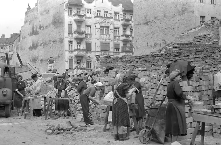 Bau-der-Stalinallee-Ostberlin-Building-Stalinallee-East-Berlin-Historisches-Bild-und-Foto-Truemerfrauen-Truemmerfrauen-Bau-Umbau-der-Stalinallee-im-Jahr-1952-nach-den-Visionen-des-Sozialistischen-Realismus-bzw-der-Nationalen-Bautradition-VEB-Industriebau-Errichtung-der-Arbeiterpalaeste-Die-Strasse-boulevard-wurde-zwischen-1949-und-1961-Stalinallee-Grosse-Frankfurter-Strasse-genannt-und-war-das-Vorzeigeprojekt-im-Rahmen-des-Ostdeutschen-Wiederaufbauprogamms-nach-dem-zweiten-Weltkrieg-Die-Stalinallee-wurde-in-mehreren-Stufen-von-den-Architekten-ermann-Henselmann-Hartmann-Hopp-Leucht-Paulick-entwickelt-Platziert-wurden-appartements-cafes-und-ein-Kino-International-Der-aktuelle-Name-Karl-Marx-Allee