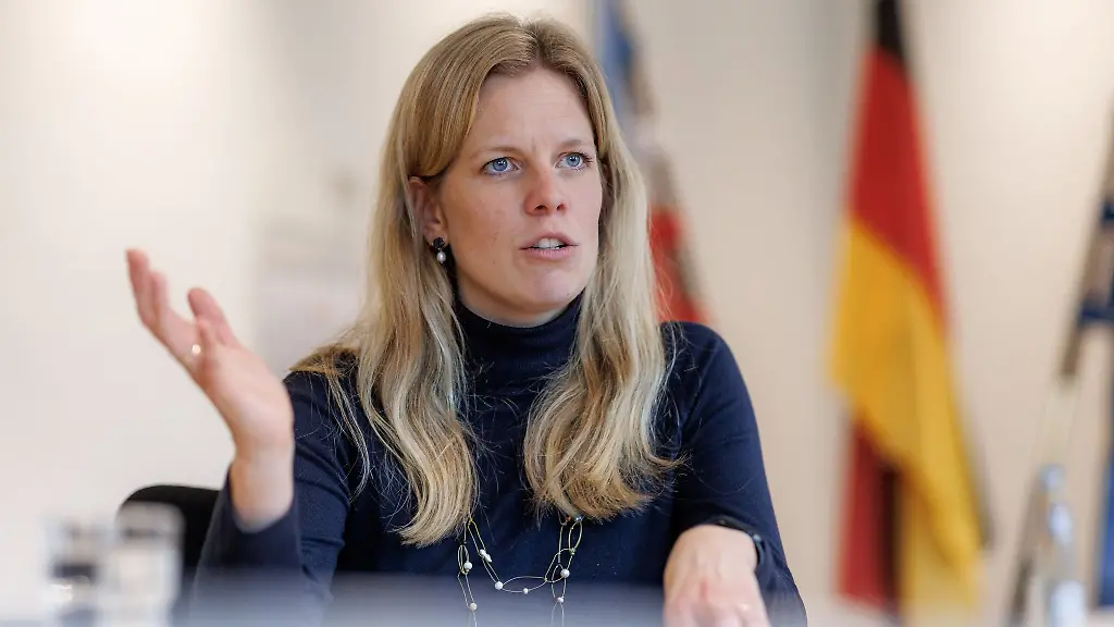 Agrarministerin-Cornelia-Schmachtenberg-CDU-will-ein-landesweites-Wolfsmanagement