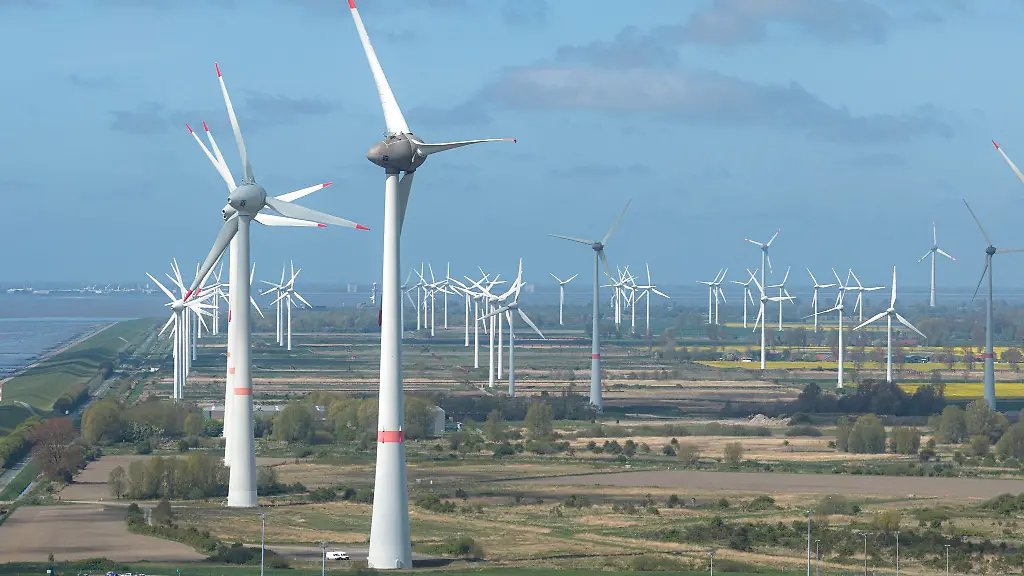 Blick-auf-Windkraftanlagen-bei-Emden-unweit-der-niederlaendischen-Grenze