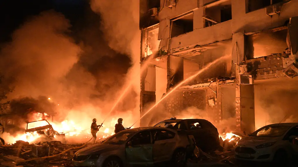 Rettungskraefte-sind-in-Kiew-Ukraine-damit-beschaeftigt-einen-Brand-zu-loeschen-der-nach-russischen-Raketenangriffen-ausgebrochen-ist