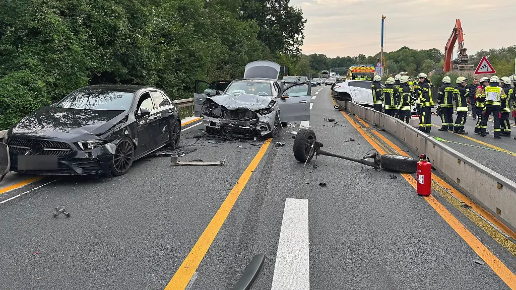 Nach-Angaben-eines-Polizeisprechers-waren-vier-Fahrzeuge-an-dem-Unfall-auf-der-Autobahn-in-Muelheim-an-der-Ruhr-beteiligt