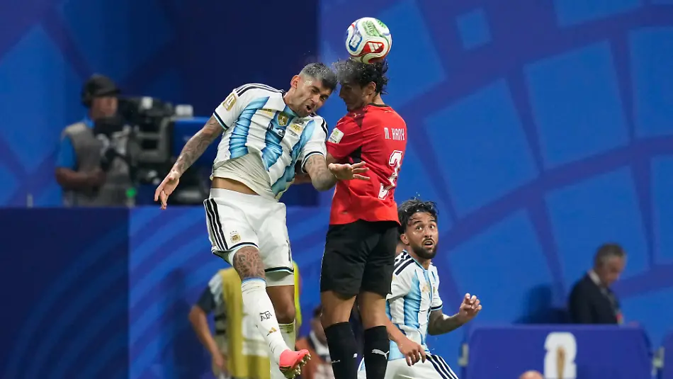 Cristian-Romero-Argentinien-13-und-Mohamed-Hany-Aegypten-3-steigen-zum-Kopfballduell-hoch-USA-FIFA-Weltmeisterschaft-Achtelfinale-Argentinien-vs-Aegypten-Atlanta-07-07