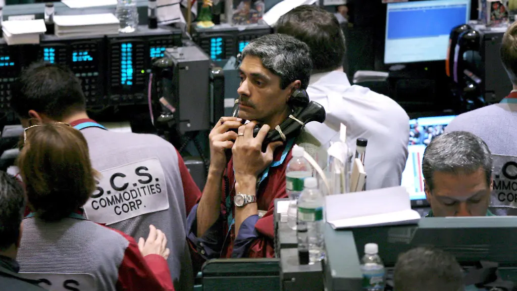 Crude-oil-futures-traders-work-on-the-floor-of-the-New-York-Mercantile-Exchange-in-New-York-New-York-USA-on-06-May-2008-Oil-futures-reached-a-new-record-over-122-US-dollars-a-barrel-on-06-May-2008-mainly-due-to-a-forecast-of-much-higher-prices-and-on-news-hinting-at-supply-shortages