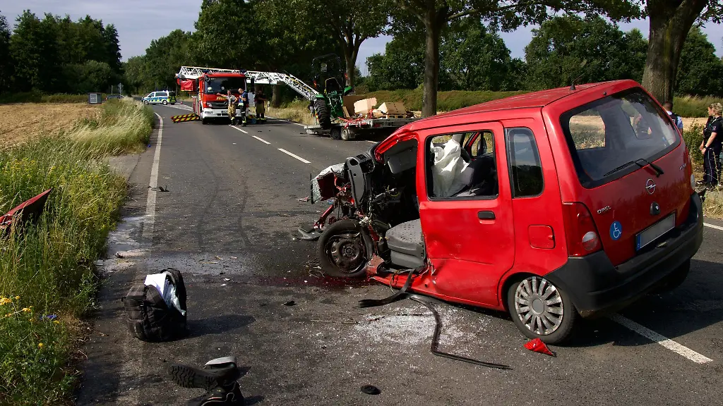 Bei-einem-Frontalzusammenstoss-ist-ein-Autofahrer-schwer-verletzt-worden