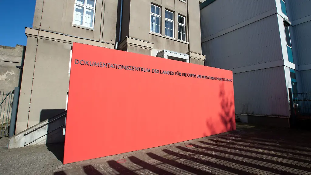 Das-Dokumentationszentrum-der-Landeszentrale-fuer-politische-Bildung-wurde-2001-eroeffnet