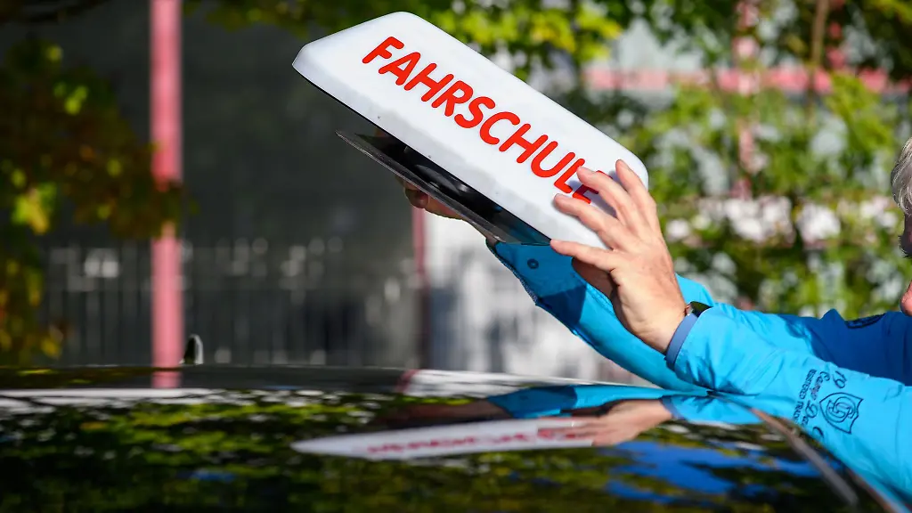 Wird-die-Arbeit-als-Fahrlehrer-attraktiver-wenn-spaeter-der-Wechsel-zum-Pruefer-moeglich-ist-Symbolbild