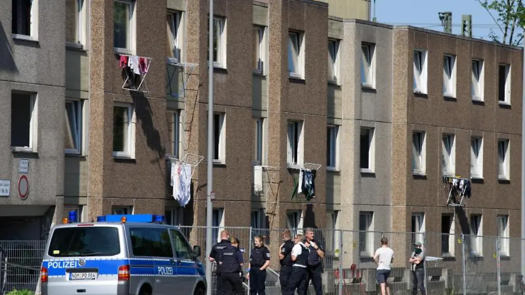 Einsatzkraefte-der-Polizei-stehen-vor-einem-unter-Quarantaene-gestellten-Wohngebaeude-in-Goettingen