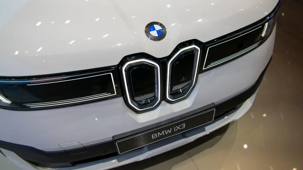 10-09-2025-Messe-Muenchen-IAA-Mobility-2025-in-Muenchen-im-Messegelaende-Riem-Am-Stand-von-BMW-steht-eine-aktelle-Neuentwicklung-der-iX3-das-Fahrzeug-darf-nicht-besichtigt-werden-und-ist-strengstens-abgeschirmt-Detail-der-traditionellen-Niere-an-der-Front