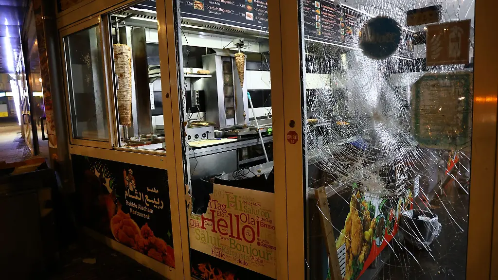 Ein-syrisches-Restaurant-wurde-von-Teilnehmern-der-pro-kurdischen-Demonstration-demoliert
