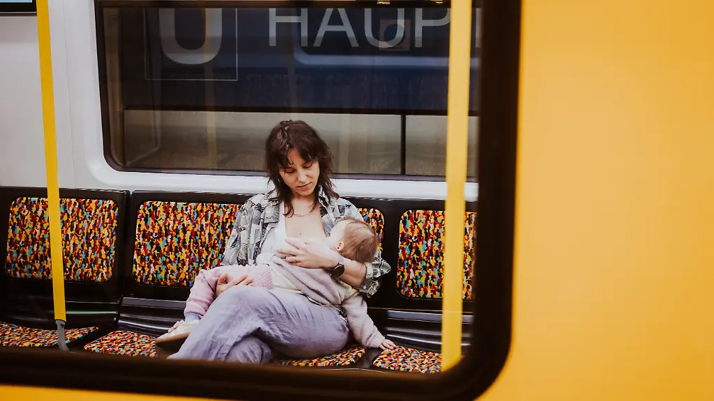 Die-undatierte-Aufnahme-zeigt-eine-Frau-die-ihr-Baby-in-einer-U-Bahn-stillt-In-sozialen-Medien-posten-Muetter-aus-ganz-Deutschland-Fotos-die-sie-beim-Stillen-an-oeffentlichen-Orten-zeigen