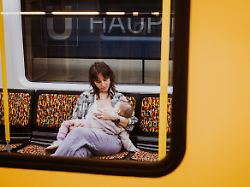 In der U-Bahn, im Museum ...: Stillende Mütter wehren sich gegen scheele Blicke und Verbote