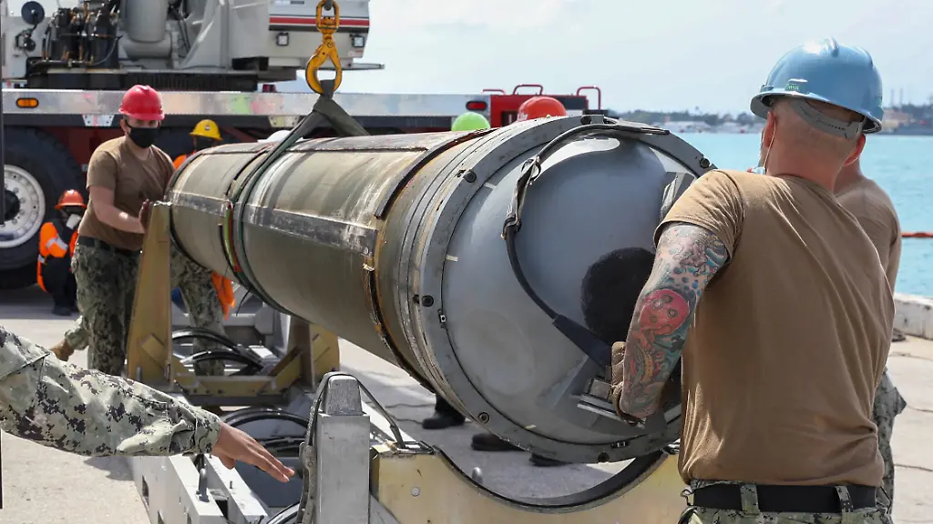 HANDOUT-Auf-diesem-von-der-Marine-der-USA-zur-Verfuegung-gestellten-Bild-entladen-Matrosen-des-U-Boot-Tenders-USS-Emory-S-Land-AS-39-Abteilung-Waffenhandhabung-eine-Tomahawk-Rakete-vom-Schnellangriffs-U-Boot-USS-Asheville-SSN-758-der-Los-Angeles-Klasse-Die-USA-wollen-erstmals-seit-dem-Kalten-Krieg-wieder-Waffensysteme-in-Deutschland-stationieren-die-bis-nach-Russland-reichen-Von-2026-an-sollen-unter-anderem-Marschflugkoerper-vom-Typ-Tomahawk-mit-deutlich-mehr-als-2000-Kilometern-Reichweite-in-Deutschland-stationiert-werden-Tomahawk-sind-allwettertaugliche-Marschflugkoerper-fuer-extrem-niedrige-Angriffe-und-verfuegen-anders-als-ballistische-Raketen-ueber-einen-permanenten-eigenen-Antrieb