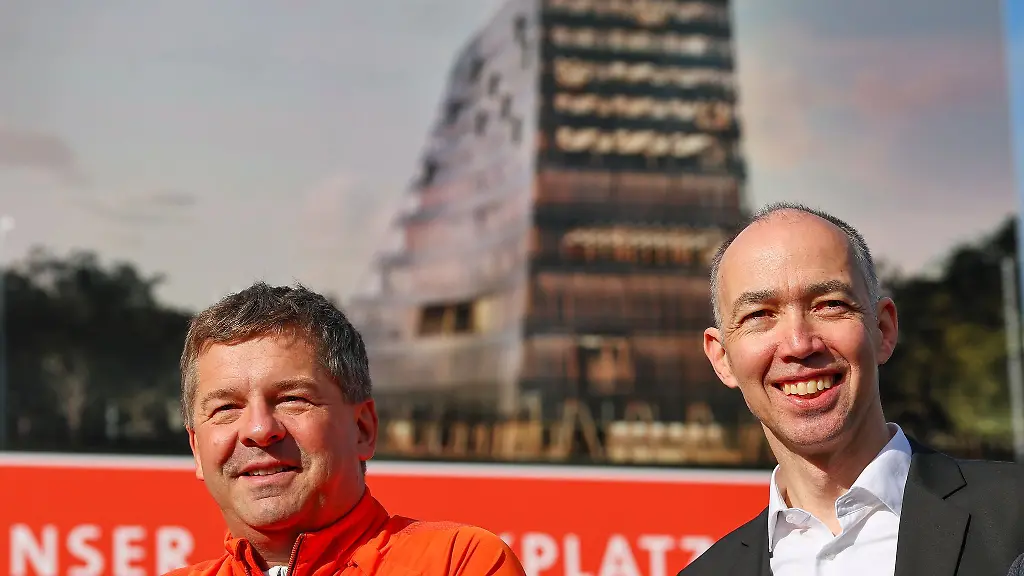 Aus-Sicht-von-Ministerpraesident-Sven-Schulze-links-ist-allein-der-Bau-des-Zukunftszentrums-Werbung-fuer-Halle