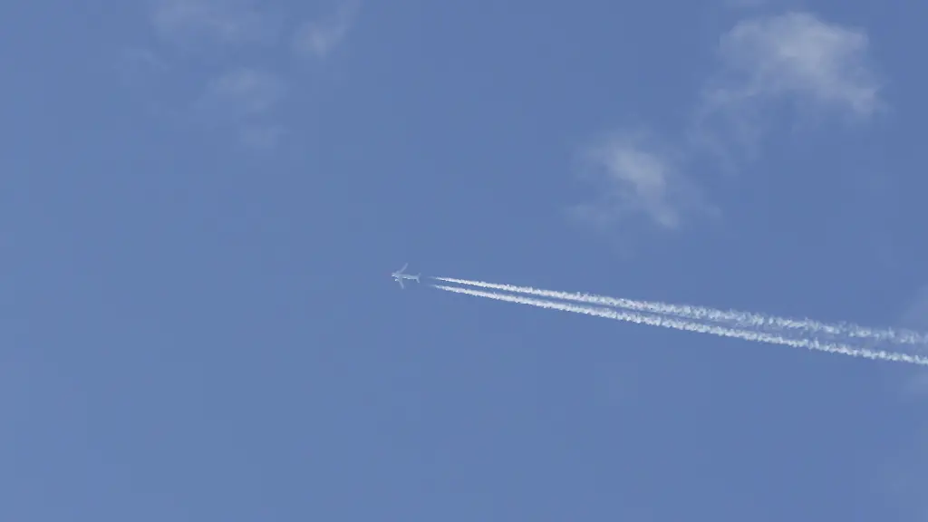 Boeing-737-Jet-Passagierflugzeug-von-Norwegian-Air-Airlines-das-bei-blauem-Himmel-mit-Kondensstreifen-oder-Dampfspuren-im-Hintergrund-fliegt-England-Grossbritannien